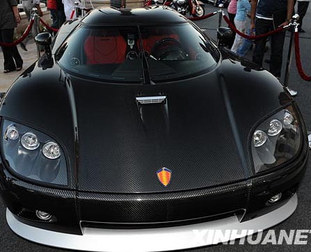 Exposición de automóviles de marcas conocidas de alto nivel en Doha