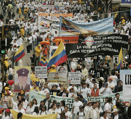 Miles de colombianos manifiestan para liberación de secuestrados por FARC