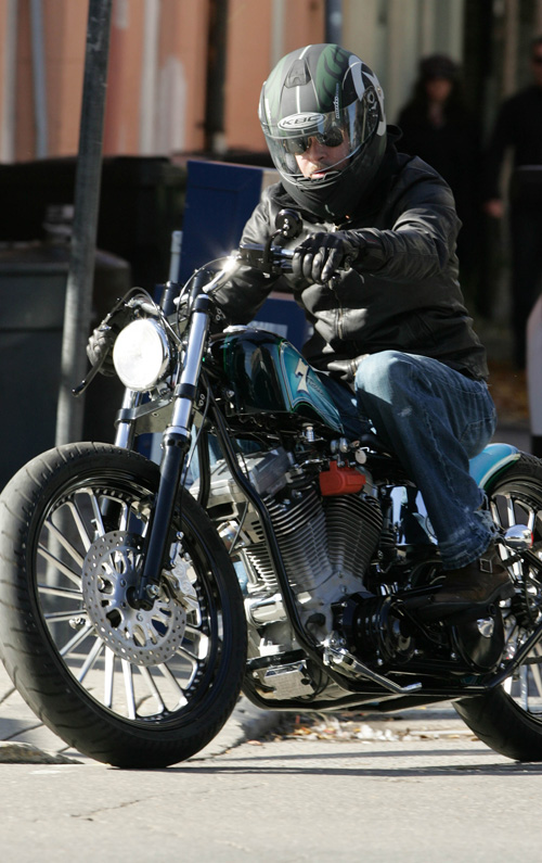 Pitt se pavonea ufano por las calles en motocicleta, y Jolie hace compras junto con su amado hijo