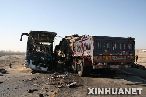 Cifra de muertos aumenta a 22 en accidente autobús-camión en noroeste de China