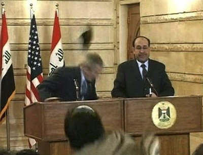 Bush en visita de despedida en Bagdad en su controvertida política hacia Irak