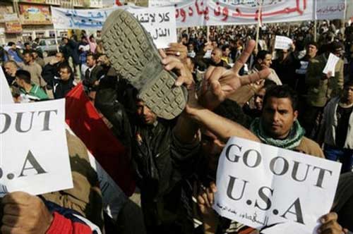 Manifestación de iraquíes apoya a periodista que lanzó zapatos a Bush