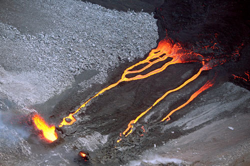 Iníciase erupción del volcán Furnes, el más activo de su tipo en el mundo