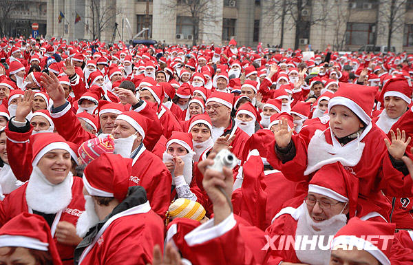 Personas disfrazadas de Papa Noel se reunen en Bucarest