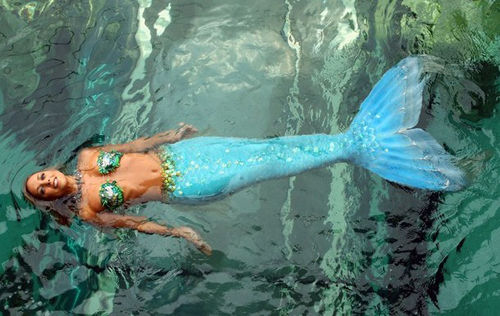 Sirena disfrazada en Sydney Aquarium atrae al público