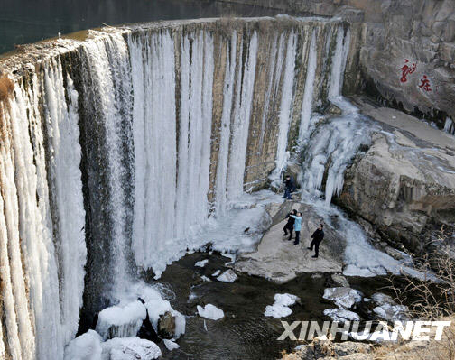 Especular catarata congelada causada por drástica baja de temperatura en Embalse de Zaozhuang de Shandong
