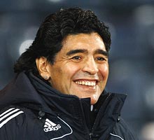 Fútbol: Maradona parte el viernes a Europa
