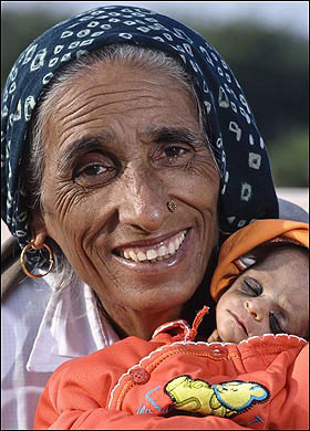 Anciana setentona india quiere tener un hijo varón
