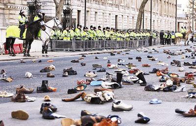 Los manifestantes ingleses lanzaron más de 1000 zapatos en Downing Street para desahogar su descontento