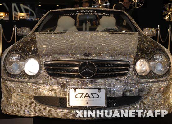 Mercedes-Benz con 300.000 cristales dorados y plateados aparece en Tokio