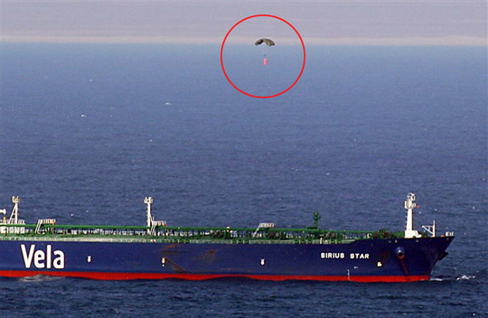 Captan la escena de lanzamiento desde el aire de rescate a piratas somalíes