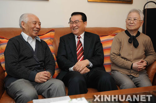 Importante líder chino visita a figuras notables de círculo cultural