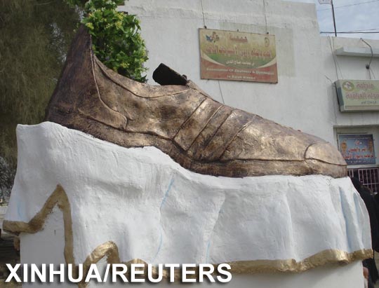 Exponen escultura en honor a periodista que lanzó zapato a Bush