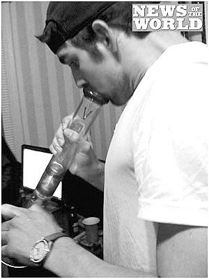 Michael Phelps fue fotografiado inhalando drogas