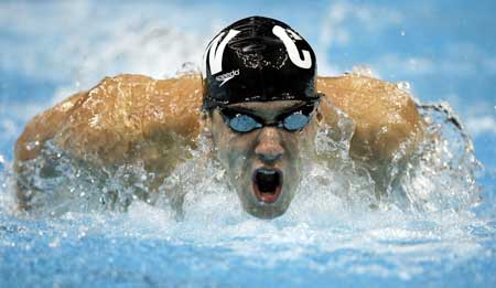 Phelps pide perdón por fumar una pipa de marihuana