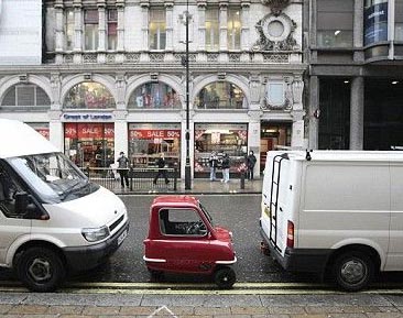 Exhíbese en Inglaterra automóvil de 1,34 metros de largo y 59 kilos de peso, el más pequeño de su tipo en el mundo