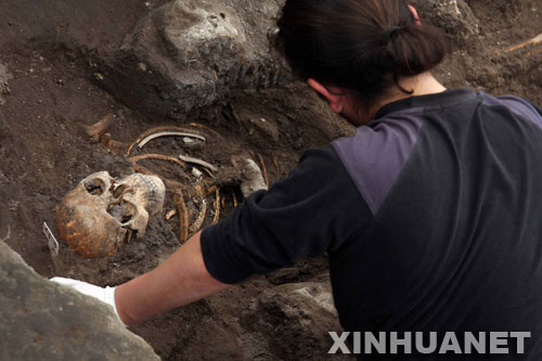 México: descubren tumba con docenas de esqueletos humanos sepultados