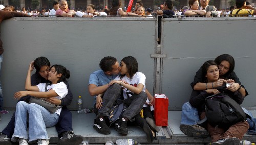 Se dan en México el beso más grande del mundo para celebrar San  Valentin