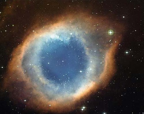 Astronautas fotografían rara nebulosa similar a ojo humano