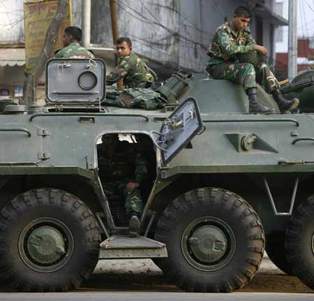 72 oficiales del ejército continúan desaparecidos después de revuelta en Bangladesh