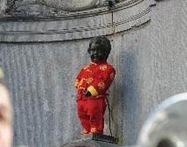 Estatua de niño orinando en Bruselas lleva traje tradicional chino