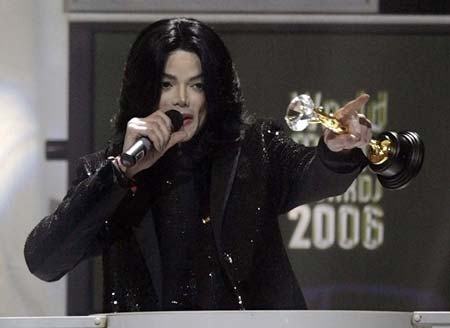 Michael Jackson aterriza en Londres