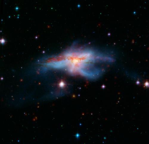 NASA de EEUU toma con telescopio espacial una foto que muestra dos galaxias que chocarán