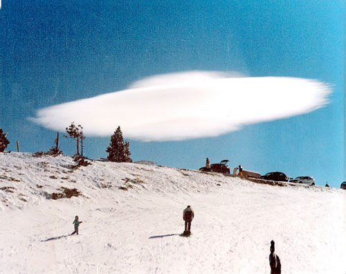 Turista inglés logra fotografiar en España nube en forma rara, muy parecida a OVNI