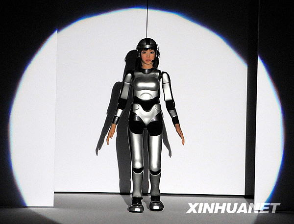Robot hace debut en desfile de modas en Tokio