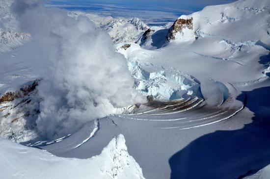 Volcán Redoubt norteamericano empieza a entrar en erupción, que duraría posiblemente varios meses