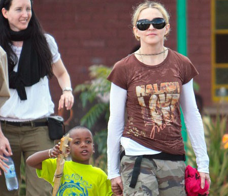 Para adoptar una niña africana Madonna Louise actúa como una “déspota adinerada”, según críticos