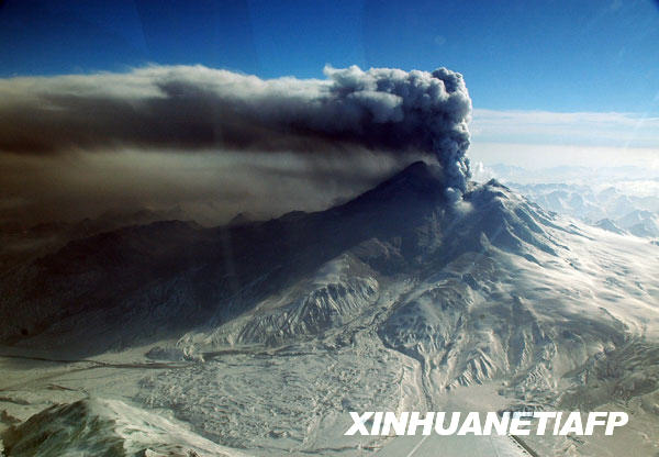 El volcán Monte Redoubt en erupción