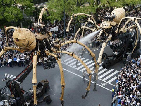 Grupo de fotos: Araña mecánica de 37 toneladas de peso aparece en Yokohama
