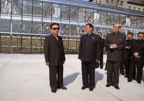 Kim Jong Il inspecciona invernadero de universidad de agricultura 