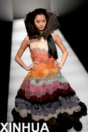 Desfile de creaciones de diseñadores chilenos durante Semana de Moda de Shanghai