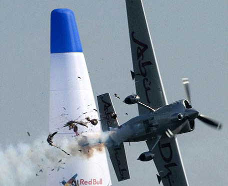 Enorme pájaro choca con avión en acrobacia aérea