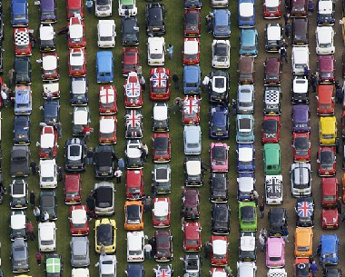50 aniversario de nacimiento de miniautomóbil; aficionados forman con sus autos “larga caravana” para celebrarlo