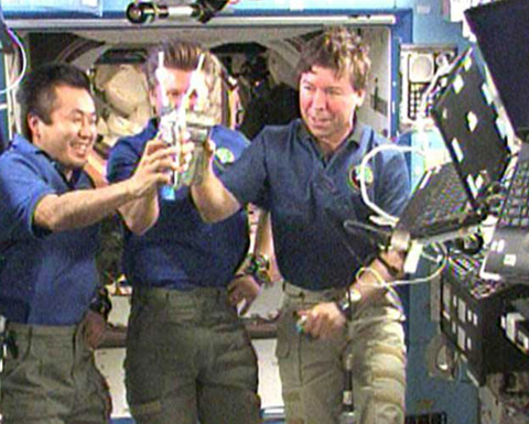 Astronautas de Estación Espacial Internacional beben su propia orina purificada, calificándola de buen sabor
