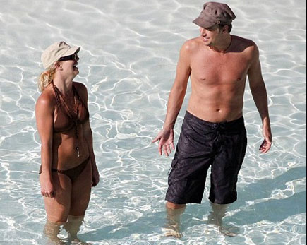 Britney Spearrs en bikini exhibe su esbeltez en playa
