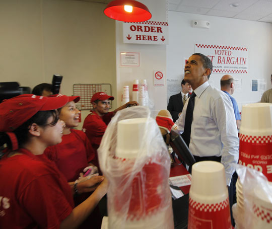 Obama compra hanburquesas personalmente para su comitiva de la Casa Blanca