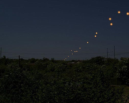 Aparecen en Inglaterra más de 50 “OVNI” de color narranja volando en formación
