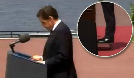 Banqueta ayuda a Sarkozy aumentar la estatura