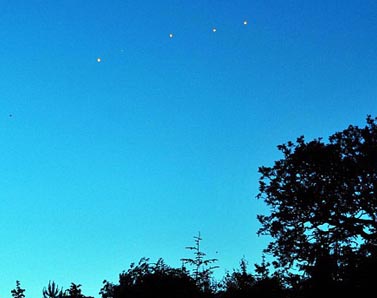 UFO aparecen nuevamente en Inglaterra y su formación es fotografiada por un campamentista