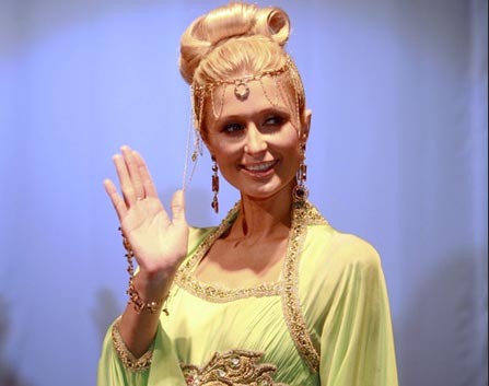 Paris Hilton vestida de seda verde se pasa como noble princesa de Dubai