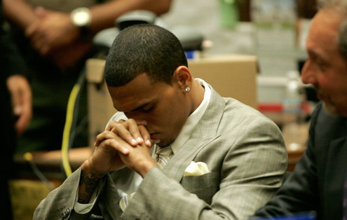 Chris Brown se libra de la cárcel tras declararse culpable de agresión a Rihanna, aunque la estrella de R&B no debe acercarse a menos de 45 metros de ella