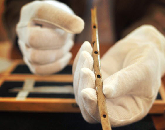 Arqueólogos descrubren instrumento musical antiguo de hace 35.000 años