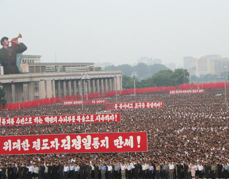100.000 personas en Pyongyang se reunieron en un mitin contra EEEE