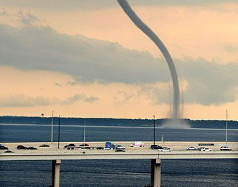 Enorme tornado aparece sobre la superficie de agua de ciudad portuaria norteamericana