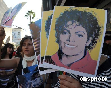 Se suicidan 12 fanáticos a consecuencia de la muerte de Jackson