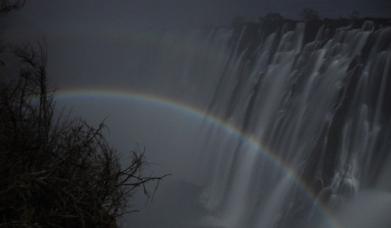Excelente fenómeno Arco iris nocturno en Cataratas Victoria  